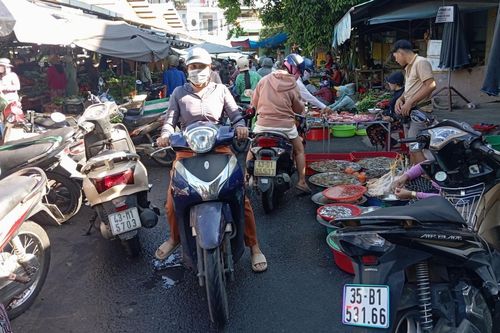 Chiếm đường 'họp chợ' cạnh chợ!
