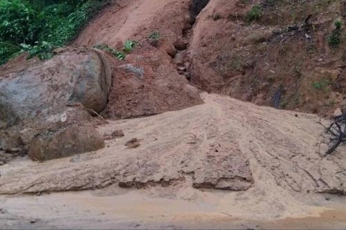 Bình Thuận: Sạt lở nghiêm trọng tại đèo Tà Pứa, giao thông ách tắc