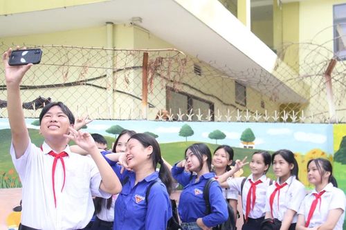 Tranh bích họa 'lấn' rác