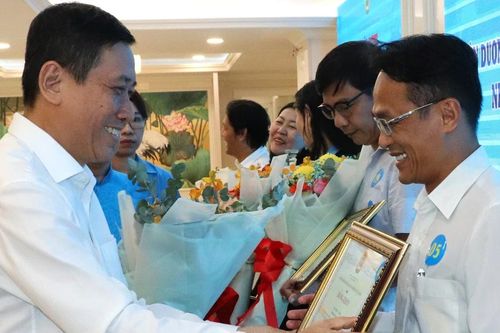 Tuyên dương báo chí có nhiều đóng góp cùng tổ chức công đoàn và công nhân lao động