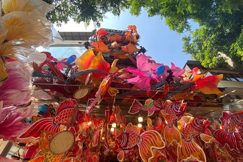 Chủ shop 'chịu chơi' lắp đèn trang trí 300 triệu đồng ở Hàng Mã