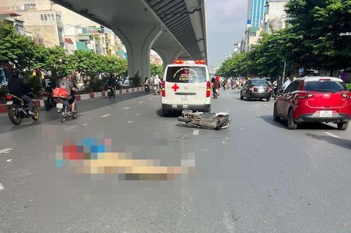 Va chạm với xe máy, người đi bộ tử vong ở Hà Nội