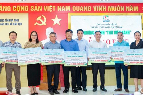 Trao tặng hơn 7.500 bản sách giáo khoa Cánh Diều đến học sinh vùng khó Hà Tĩnh