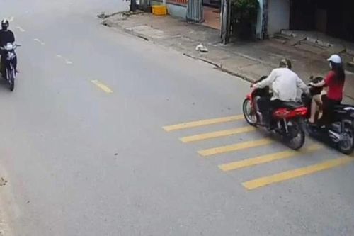 Cô gái bị cướp điện thoại vì để 'hớ hênh' khi điều khiển xe máy trên đường