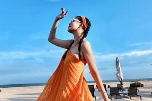 Hoa hậu Lê Âu Ngân Anh khoe dáng với thời trang Hè trong chuyến nghỉ dưỡng