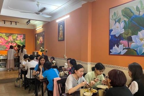Nhà hàng, quán chay tấp nập đón khách mùa Vu Lan