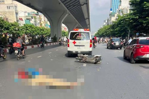 Người đàn ông đánh giày tử vong, tay vẫn ôm chặt đồ nghề sau khi va chạm với xe máy kẹp ba