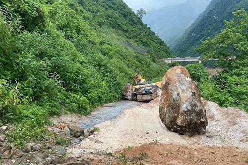 Đá lăn từ trên núi đè tài xế máy xúc tử vong