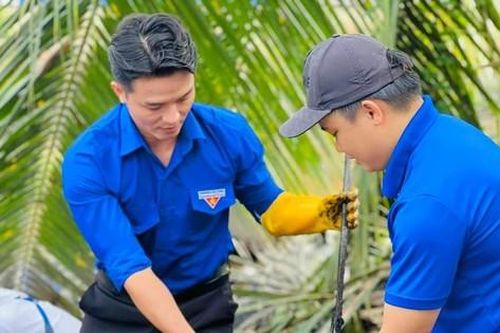 Chiến sĩ tình nguyện Bến Tre tu sửa hơn 30km đường nông thôn