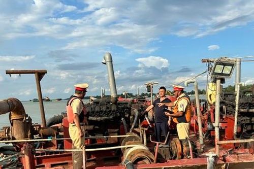 CSGT phát hiện 3 tàu chở 2.000 m3 cát không rõ nguồn gốc trên sông Soài Rạp