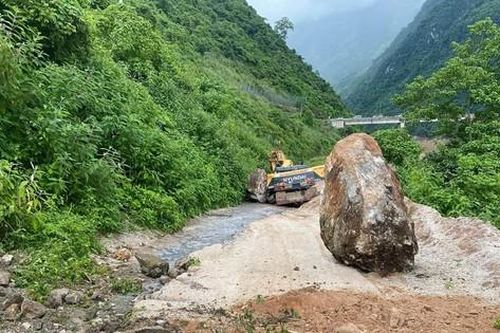 Sạt lở, đá rơi khiến người lái máy xúc tử vong tại chỗ