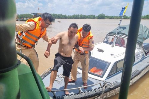Kịp thời cứu thuyền viên đuối nước trên sông Cấm