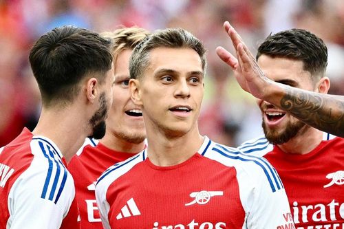 Arsenal đè bẹp nhà vô địch Bundesliga