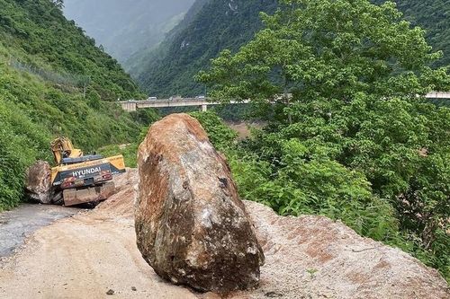 Tảng đá lớn lăn xuống quốc lộ, đè tử vong người lái máy xúc