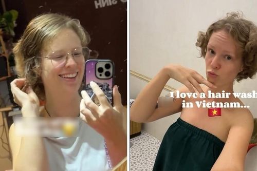 Khách Mỹ tới Việt Nam thích mê dịch vụ gội đầu bình dân, nằm trên yên xe máy