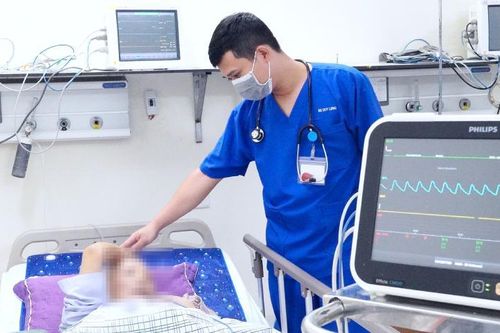 Bị đột quỵ, người đàn ông chỉ vào viện cấp cứu khi hàng xóm khuyên