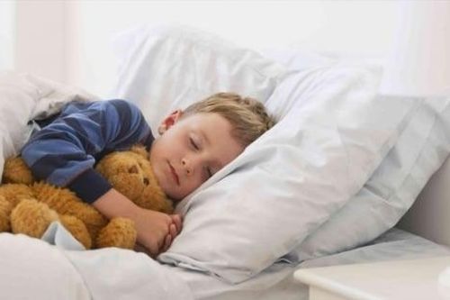 Có nên cho trẻ ngủ chung với cha mẹ, mấy tuổi cần ngủ riêng?