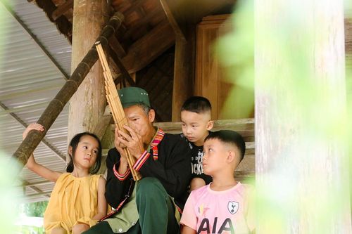 Người đàn ông vùng cao Nghệ An tự chế tác nhiều loại nhạc cụ dân tộc