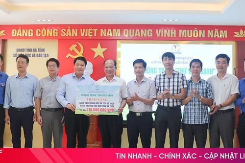 Trao tặng sách và thiết bị giáo dục Cánh diều cho thư viện trường học Hà Tĩnh