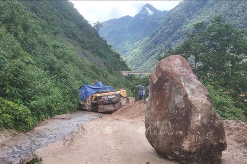 Lai Châu: Sạt lở, đá lớn rơi trúng máy xúc làm một người tử vong