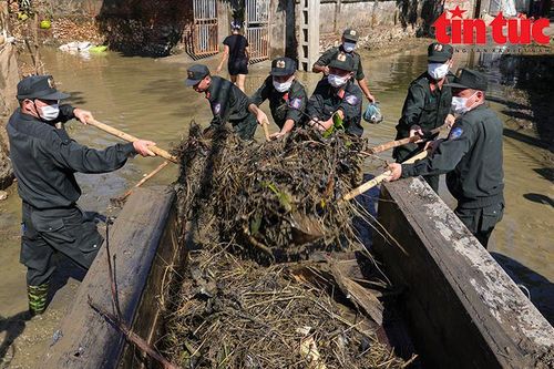 Hà Nội: Hỗ trợ nhân dân vùng lũ Nam Phương Tiến tổng vệ sinh môi trường