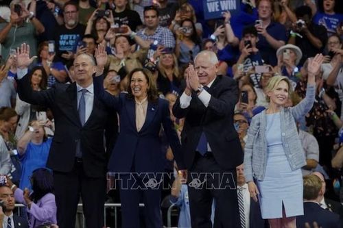 Bộ đôi Kamala Harris - Tim Walz vận động tranh cử ở Michigan và Wisconsin