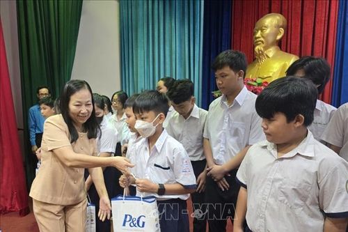Trao học bổng cho học sinh mất người thân trong đại dịch COVID-19