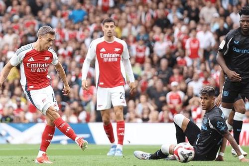 Arsenal vùi dập nhà vô địch Bundesliga