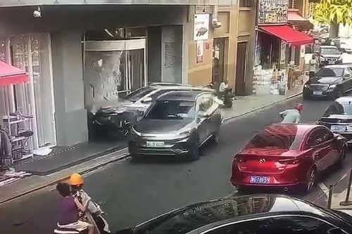 Clip: Ô tô bất ngờ mất lái, lao thẳng vào sảnh khách sạn