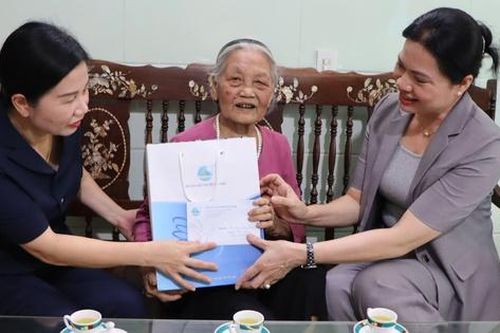 Chủ tịch Hà Thị Nga thăm, tặng quà Mẹ Việt Nam anh hùng và gia đình thương binh, liệt sĩ tỉnh Thái Bình