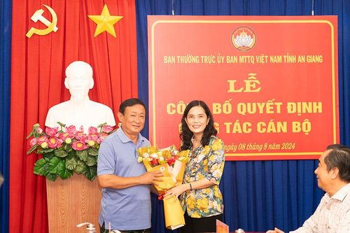 Ban Thường trực UBMTTQVN tỉnh An Giang công bố và trao quyết định công tác cán bộ