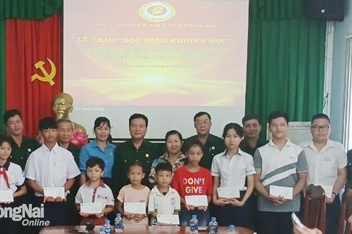 Trao tặng 10 suất học bổng cho con cháu cựu chiến binh