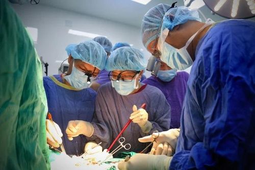 Ca ghép khí quản hiếm gặp trên thế giới được thực hiện lần đầu tiên ở Việt Nam
