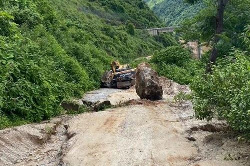 Lai Châu: Đá rơi làm một người lái máy xúc tử vong