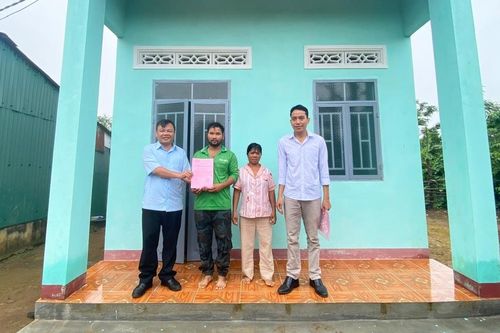 Bàn giao 3 nhà tình nghĩa cho hộ nghèo xã Ia Pếch