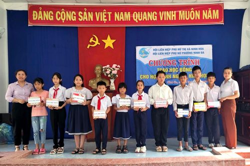 Hội Liên hiệp Phụ nữ phường Ninh Đa:: Trao quà và học bổng cho phụ nữ, học sinh khó khăn