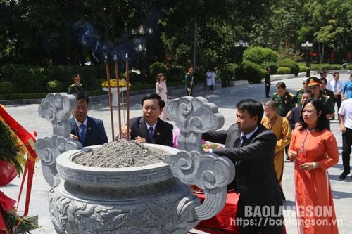 Dâng hương, dâng hoa trước thềm Đại hội đại biểu MTTQ Việt Nam tỉnh Lạng Sơn lần thứ XV