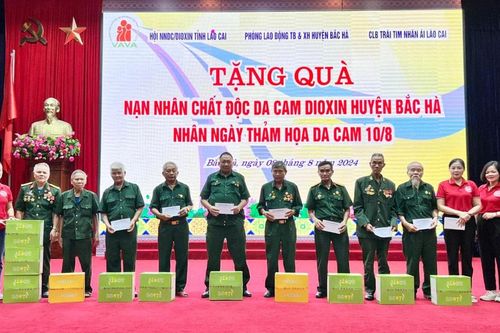 Trao quà cho nạn nhân chất độc da cam huyện Bắc Hà