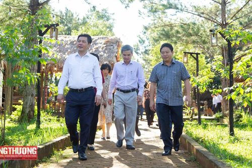 Bộ trưởng Nguyễn Hồng Diên thăm, thị sát mô hình du lịch Măng Đen