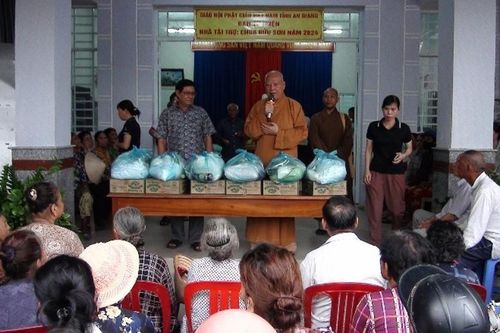 An Giang: Ban Trị sự Phật giáo TX.Tịnh Biên trao 250 phần quà đến những gia đình nghèo
