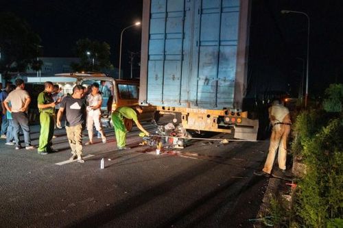 Tông vào đuôi xe container, hai người thương vong