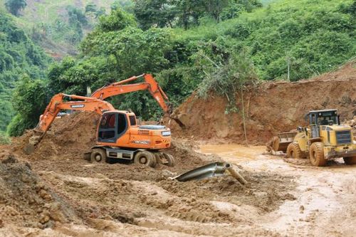 Đường xuống cấp nghiêm trọng, kinh phí sẵn mà… khó tiêu