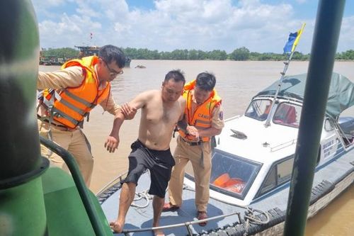 Cảnh sát đường thủy kịp thời cứu sống thuyền viên đuối nước trên sông
