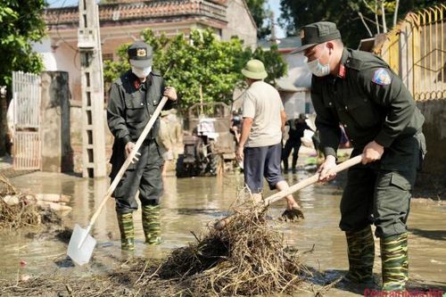 Hơn 100 CBCS Cảnh sát Cơ động hỗ trợ vùng 'rốn lũ' Nam Phương Tiến
