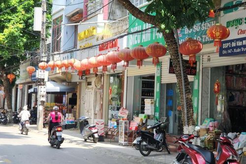 Vài suy ngẫm về những dãy đèn lồng trang trí trên đường phố