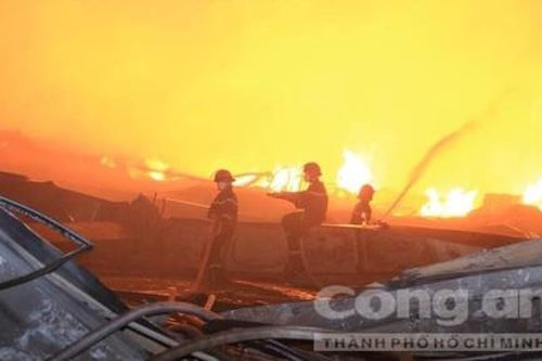 Cảnh sát trắng đêm dập lửa cứu công ty gỗ lớn nhất trong KCN Bàu Xéo