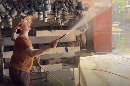 Người dân vùng 'rốn lũ' Hà Nội khẩn trương dọn dẹp sau ngập lụt
