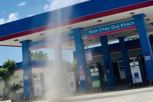 Hà Tĩnh: Xuất hiện lốc xoáy giống vòi rồng cao khoảng 50m