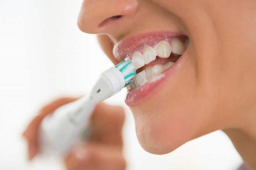 Đánh răng sau ăn, vô tình nuốt phải bàn chải
