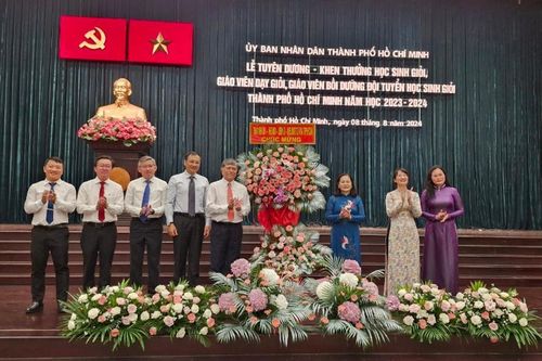 TP Hồ Chí Minh: Khen thưởng 569 học sinh, giáo viên giỏi năm học 2023-2024